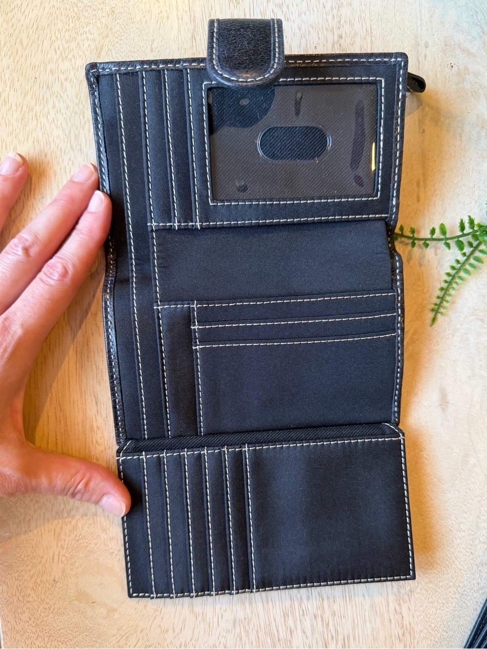 Black leather wallet, Never Used, flower design appliqué and embroidery - Picture 5 of 6